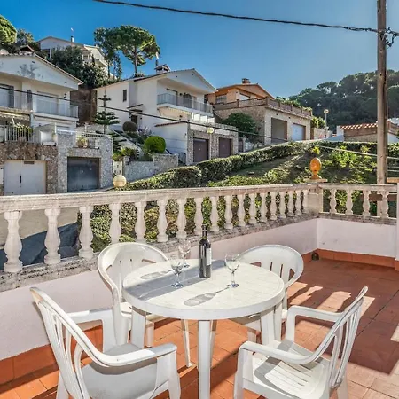 Hébergement de vacances Nice In With 2 Bedrooms And Outdoor Swimming Pool