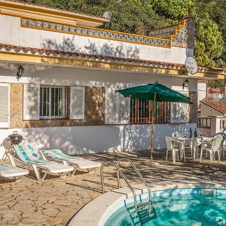 בית נופש Nice In With 2 Bedrooms And Outdoor Swimming Pool