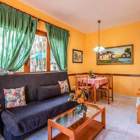 Nice In With 2 Bedrooms And Outdoor Swimming Pool Feriehus